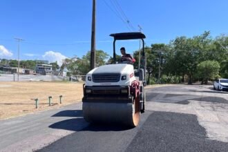 Recuperação asfáltica avança no conjunto Atílio Andreazza e melhora a circulação no bairro Japiim