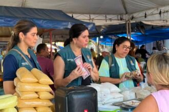 Procon Manaus e Semacc realizam primeira fiscalização conjunta na feira da Aparecida para orientar comerciantes e consumidores