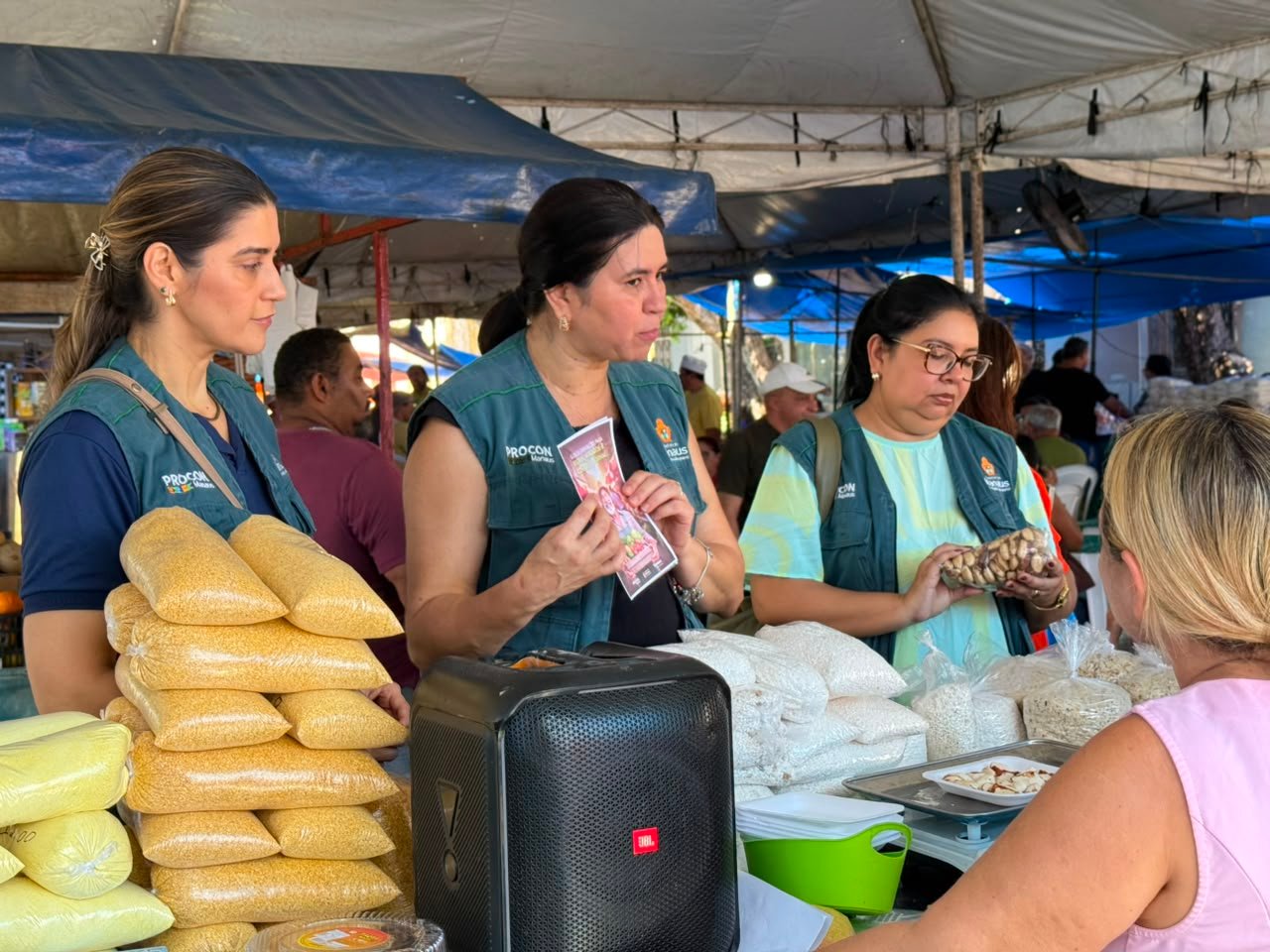 Procon Manaus e Semacc realizam primeira fiscalização conjunta na feira da Aparecida para orientar comerciantes e consumidores
