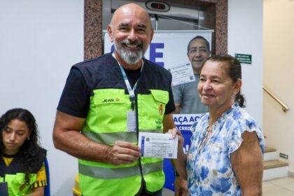 Prefeitura de Manaus amplia acesso a direitos com emissão de credenciais de estacionamento e orientações contra golpes financeiros