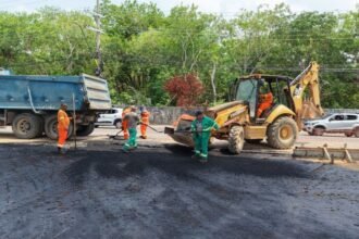 Prefeitura de Manaus realiza pavimentação de trecho da rotatória que integra o complexo viário Passarão