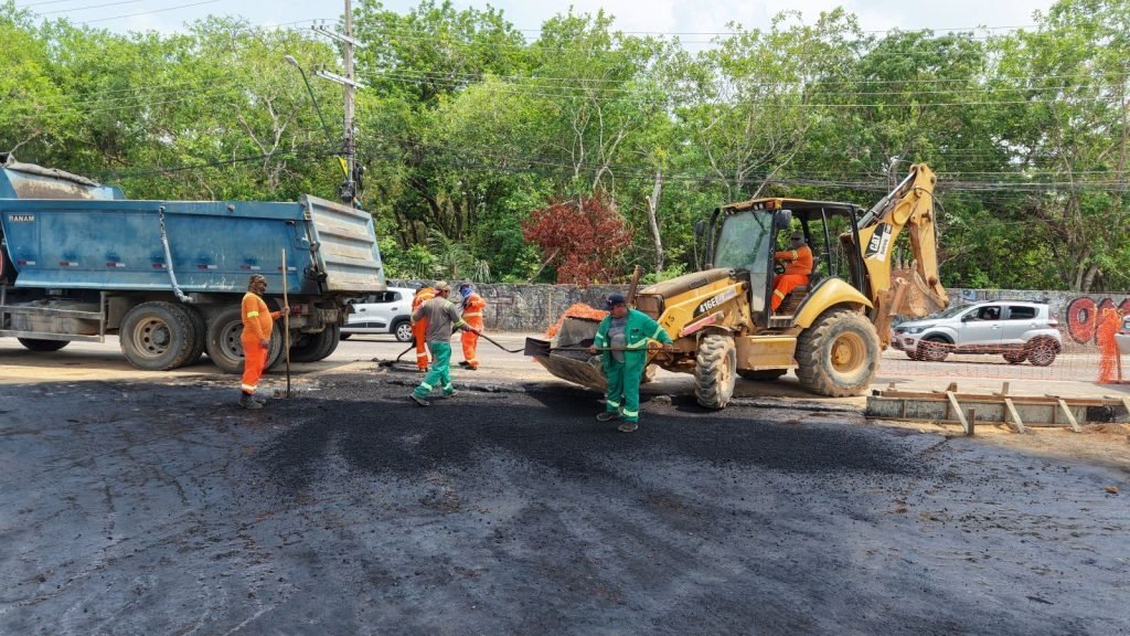 Prefeitura de Manaus realiza pavimentação de trecho da rotatória que integra o complexo viário Passarão