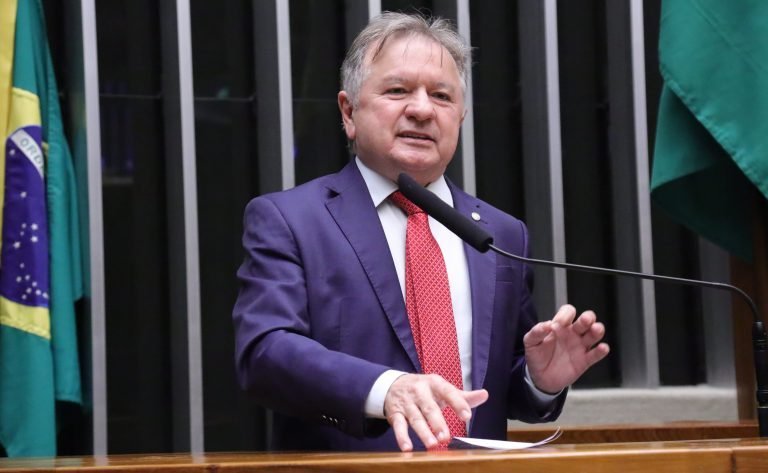 Reeleição de Lula e viagem de Flávio Bolsonaro aos EUA repercutem no Plenário